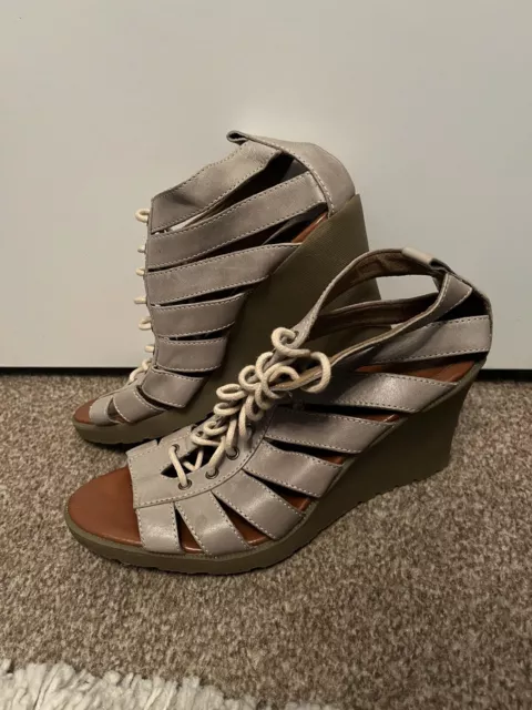 Lace up best sale dr martens sandals