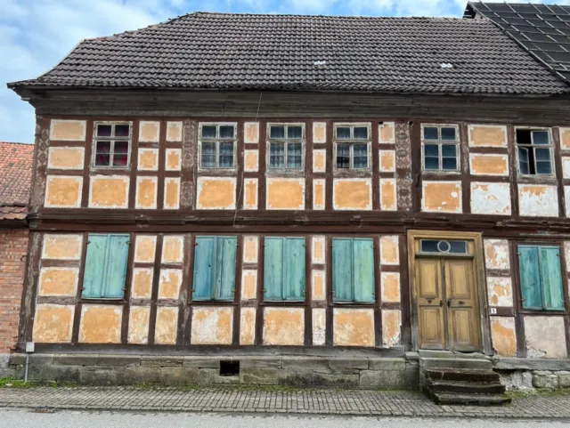 Wohnhaus (Fachwerkhaus) mit Scheune - leerstehend + denkmalgeschützt