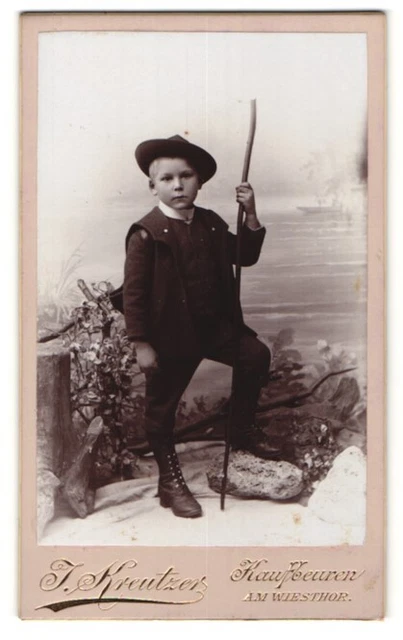 Fotografie J. Kreutzer, Kaufbeuren, Portrait niedlicher Knabe mit Wanderstock u