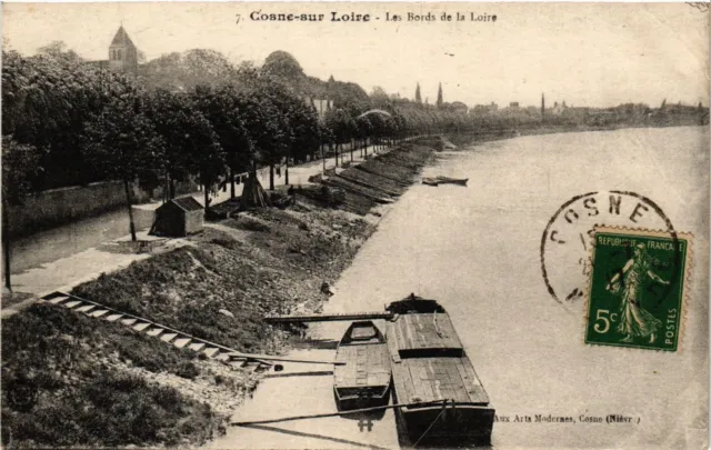 CPA COSNE-sur-LOIRE - Les Bords de la Loire (293240)