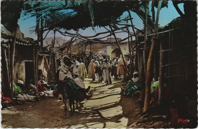 CPA AK MAROC MARRAKECH En flanant dans la Medina (10557)