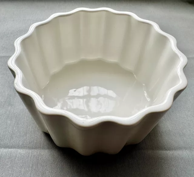 white stoneware souffle dish 19cm - UNUSED