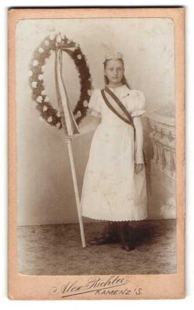 Fotografie Alex. Richter, Kamenz i. Sa., junges Mädchen im weißen Kleid mit Sch