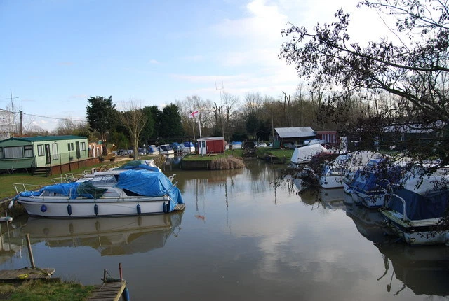 Photo 6x4 Small marina by Yalding Sluice Congelow  c2009