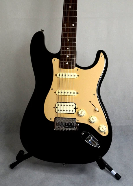 Ältere SQUIER / Fender Affinity Stratocaster in Schwarz ❘ E-Gitarre