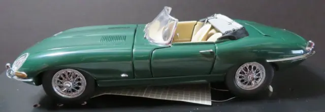 #7 1:24 Franklin Mint 1961 Jaguar E Type Roadster WITH DISPLAY CASE