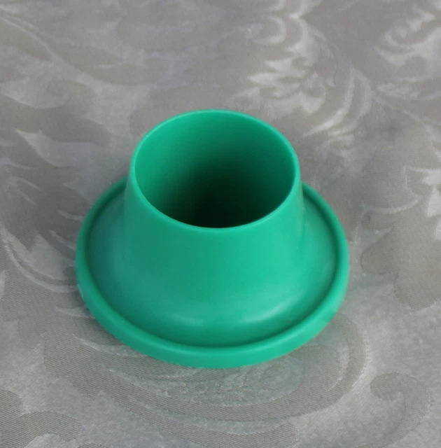 Lot De 3 Coquetiers Anciens Plastique Coloré – Dont Un Vert Bonux – Collection