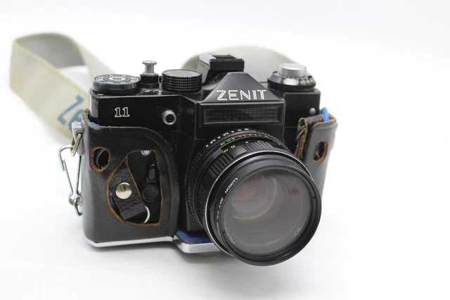 Cámara réflex F vintage Zenit 11 con lente Helios 44 mm 4 en estuche de transporte + accesorios.