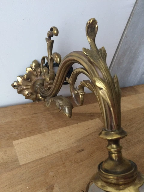 ancienne applique murale en bronze et tulipe en verre opalescent 2