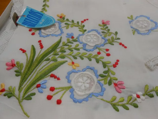 Nuevo A Estrenar, Antiguo Mantelito Bordado, Preciosos Colores Y Borde Puntillas
