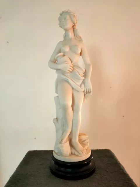 Statuette En Resine Pierreuse D Une Femme Nue Au Broc