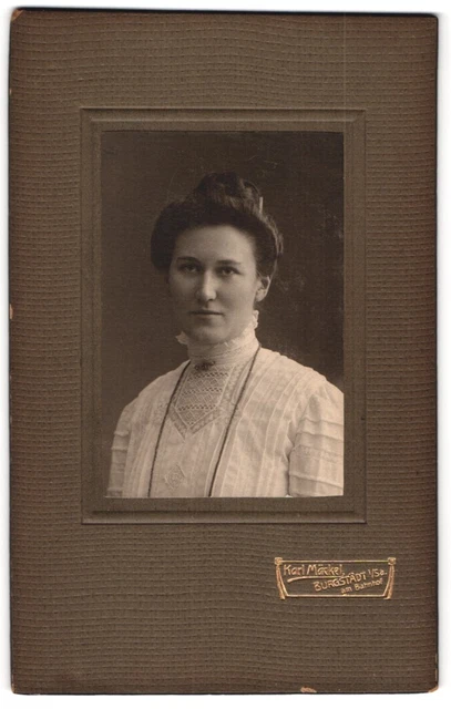 Fotografie Karl Mäckel, Burgstädt i /Sa., Junge Dame mit Hochsteckfrisur und Kr