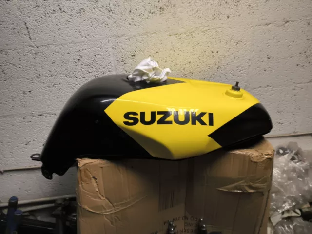 Wbs1o  Suzuki Gsxr 750 1100 GR7BB Tank Schwarz Gelb