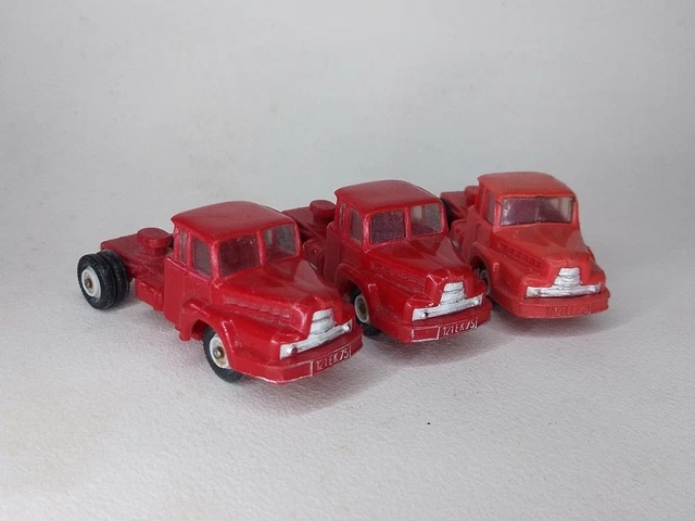 DINKY TOYS - FRANCE (3) Réunion de 3 camions en boîte
