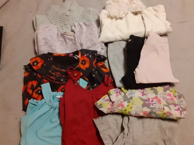 Lot de 12 vêtements fille 6/7 ans