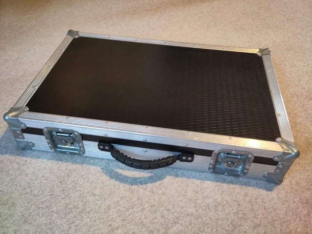 Custom Guitar Pedal Board Flight Case Internal W 70 cm L 44 cm D 8 cm Made in UK