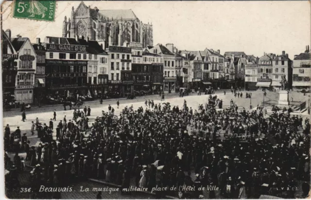 CPA BEAUVAIS Musique Militaire Place de l'Hotel de Ville (999736)