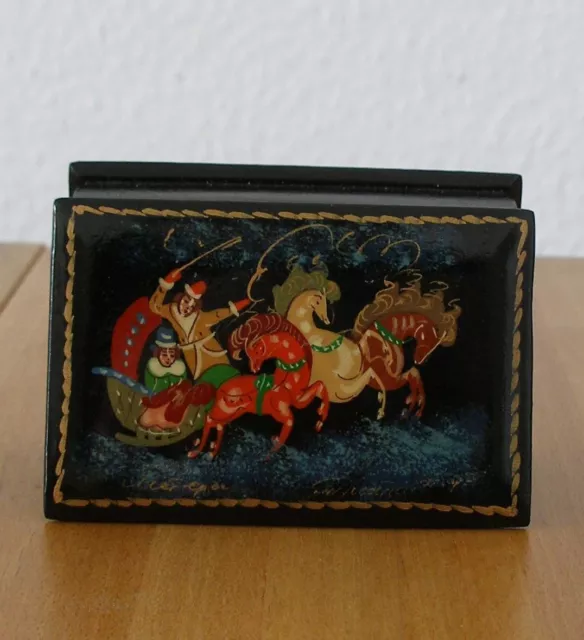 Miniaturmalerei. Lackdose. Handgemalt, signiert Winter-Troika! GUTES GESCHENK!