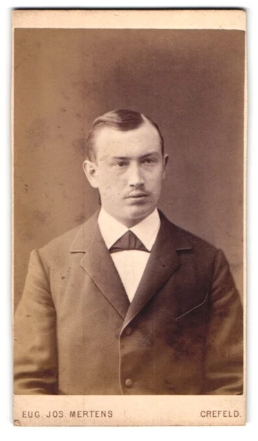 Fotografie Eug. Jos. Mertens, Krefeld, Hochstrasse 70, Portrait junger Herr im