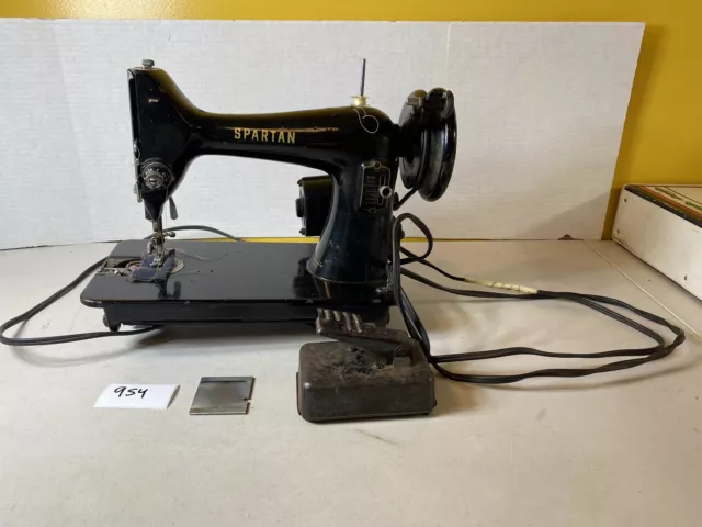 Vintage The Singer Manufacturing Co. Singer Sewing Machine. AA332126
