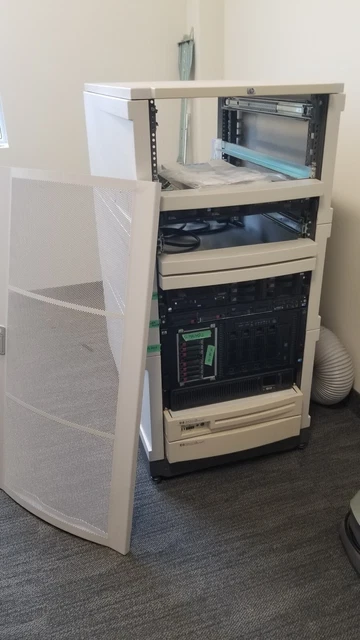 Server Rack + 2 Servers + USP