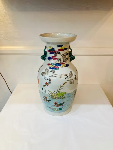Chine. Vase en porcelaine de forme balustre, à décor de hérons et de paon. XXème