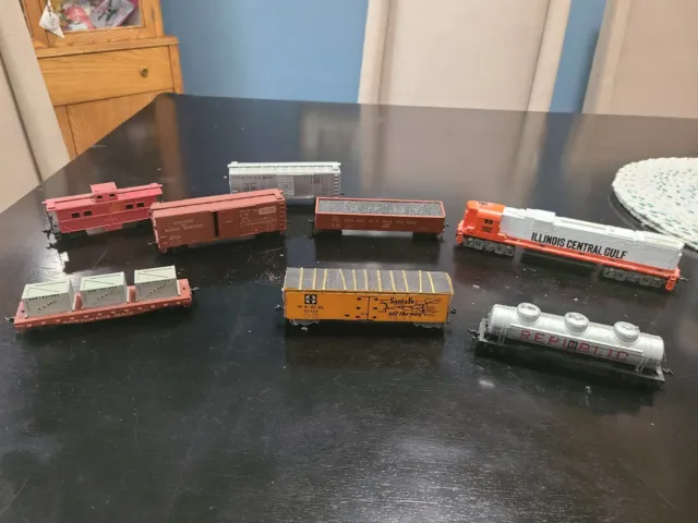 Tyco Illinois Central Gulf Locomotive HO Scale Toy Train Lot 8 cars and Locomoti