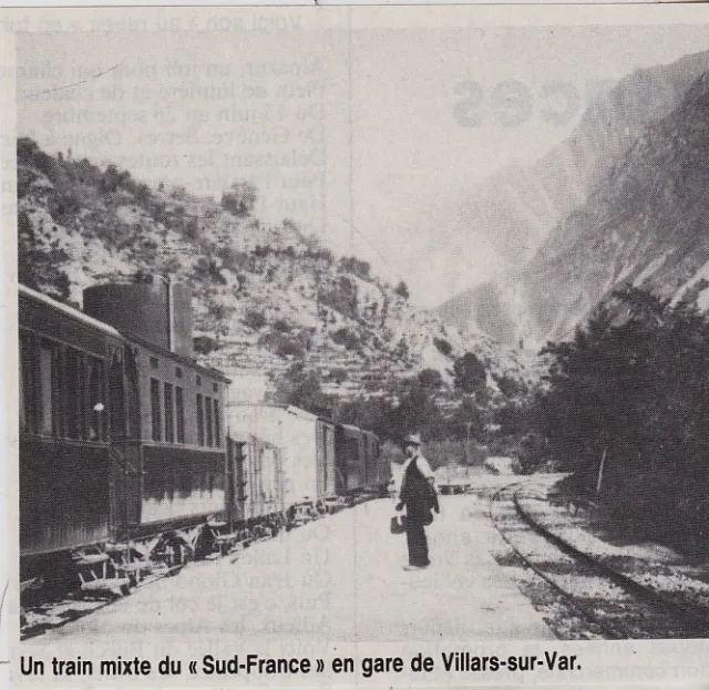 1981 -- Train En Gare De Villars Sur Var 3F157