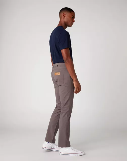 Pantaloni Wrangler da uomo Greenboro elasticizzati cotone gamba dritta grigio silenzioso W15QWA172 2