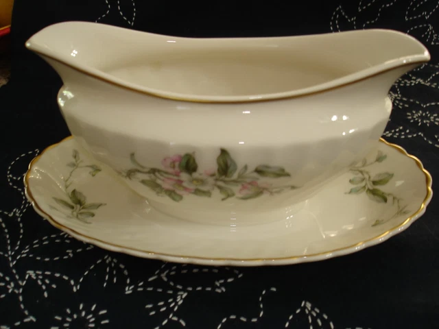 Gravy Boat Footed " U.s.a. Syracuse ''Apple Blossom" Pattern , Ivory / Gold Trim
