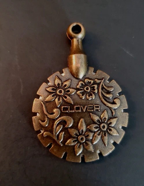 Antiguo colgante cortador de hilos de trébol de bronce 1 1/4"" X 1 3/4"" costura de acolchado