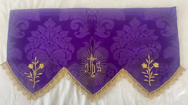 Tessuto Viola Con Simboli Religiosi E Passamaneria￼