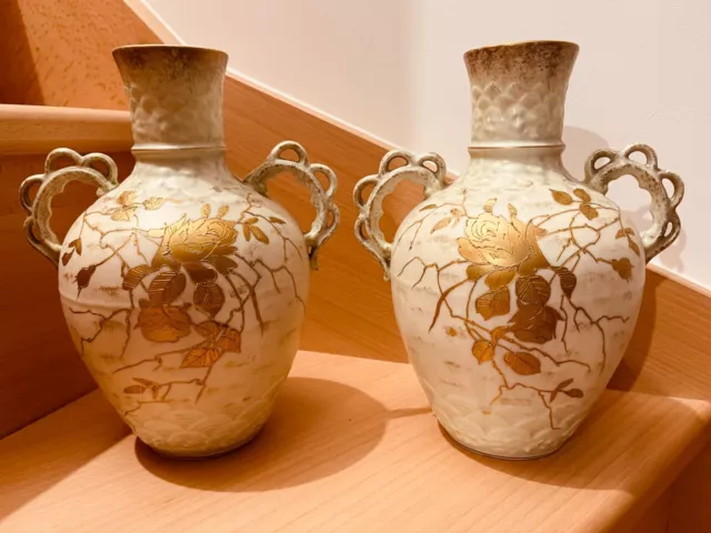 Paire de Grands Vases à Anses en Faïence Beige et Or