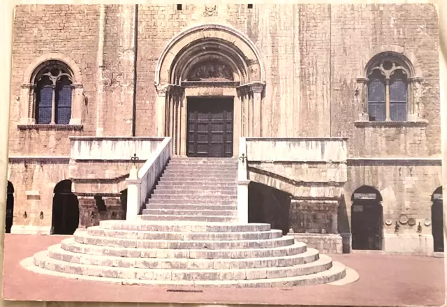 CARTOLINA GUBBIO  SCALA E PORTA DEL PALAZZO DEI CONSOLI (non viaggiata)