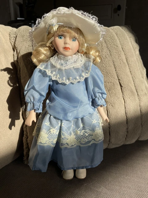Poupée Porcelaine 52 Cm - Robe Bella Et Gilet Tissé Main - État TB