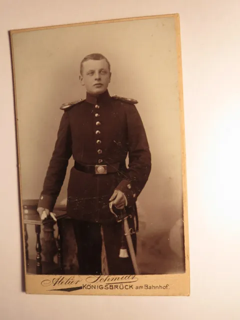 Soldat in Uniform mit Säbel - Offizier - Kulisse / CDV Carl Schmidt Königsbrück