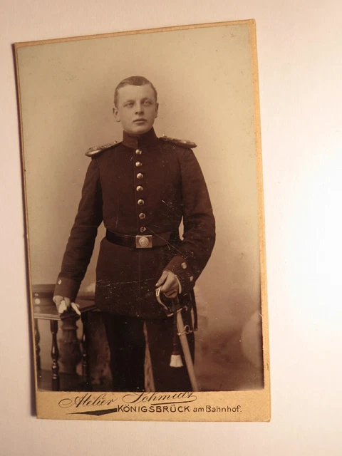 Soldat in Uniform mit Säbel - Offizier - Kulisse / CDV Carl Schmidt Königsbrück