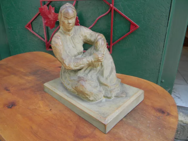 "Statue en Terre Cuite Sèvres Signée Macé Représentant une femme asiatique"