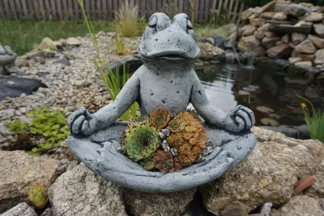 Steinfigur Yoga Frosch Vogeltränke Vogelbad Tierfigur Steinguss Frostfest