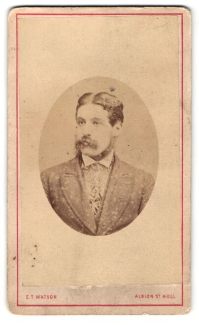 Fotografie E. T. Watson, Hull, nett blickender junger Mann mit Mittelscheitel u