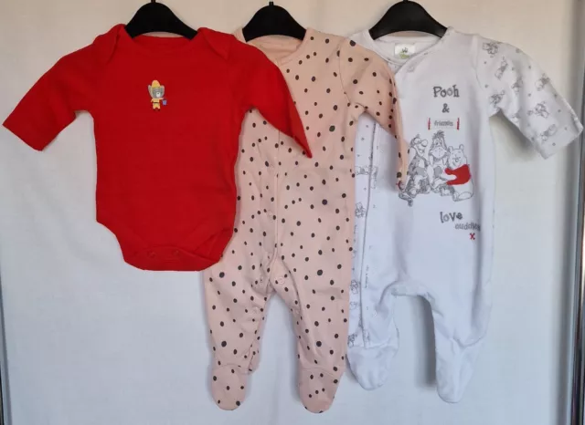 Pacchetto vestiti unisex per bambini fino a 1 mese. Nuovo. Marche miste.