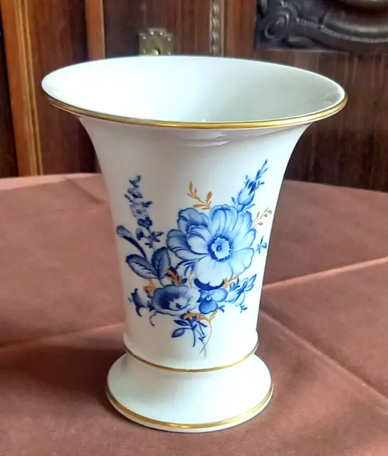 MEISSEN Vase H 16,5 cm, Dekor Blumen blau, Goldrand, Porzellan Trompetenvase