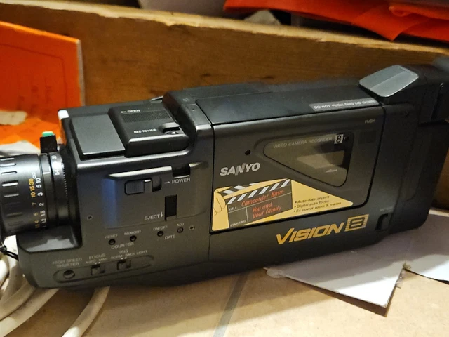 SANYO VISION 8 8mm Camcorder Model VM-D3P Complete With Bag