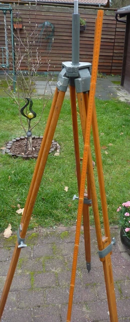 sehr stabiles Holzstativ-DDR- 162cm ausgezogen, FÜR VERMESSUNG; THEODOLIT (R22)