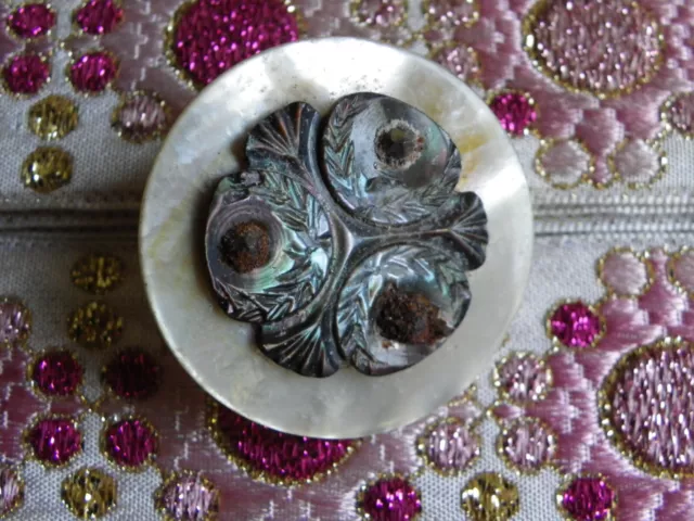 GRAND BOUTON DE MODE ANCIEN EN NACRE CISELÉE - XIXème