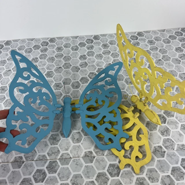 Mariposa de madera alas revoloteantes decoración de pared azul amarillo 9""x12"" caprichoso