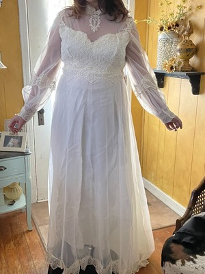 Vintage 1982 Long Sleeve Lace Bodice Wedding Gown W/ Veil Size 18