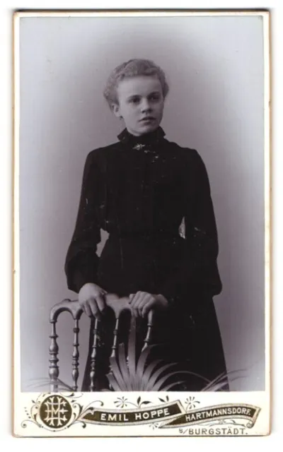 Fotografie Emil Hoppe, Hartmannsdorf, Portrait junge Dame im schwarzen Kleid an