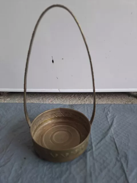 Ancien joli petit panier décoré en métal Pour déco A identifier
