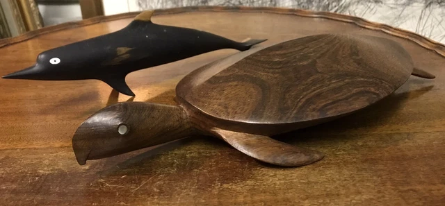 Tartaruga e delfino in legno duro intagliati a mano Pacifico Isola di Pasqua Salomone A/F